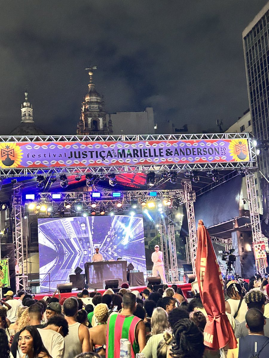 Matheusmarinss's tweet photo. Festival Justiça Por Marielle e Anderson !
✊🏾❤️🔥✊🏾
#MARIELLEPRESENTE #ANDERSONPRESENTE https://t.co/BBXgMTrJMX