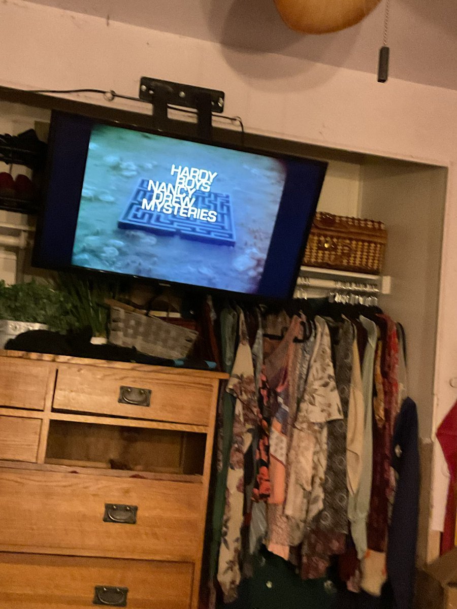jaxjacoby's tweet photo. @Shaunpcassidy snowed in in Big Bear with a broken heater and I’m tucked under the quilts. What better way to spend my time? https://t.co/PKQNpV5LCM