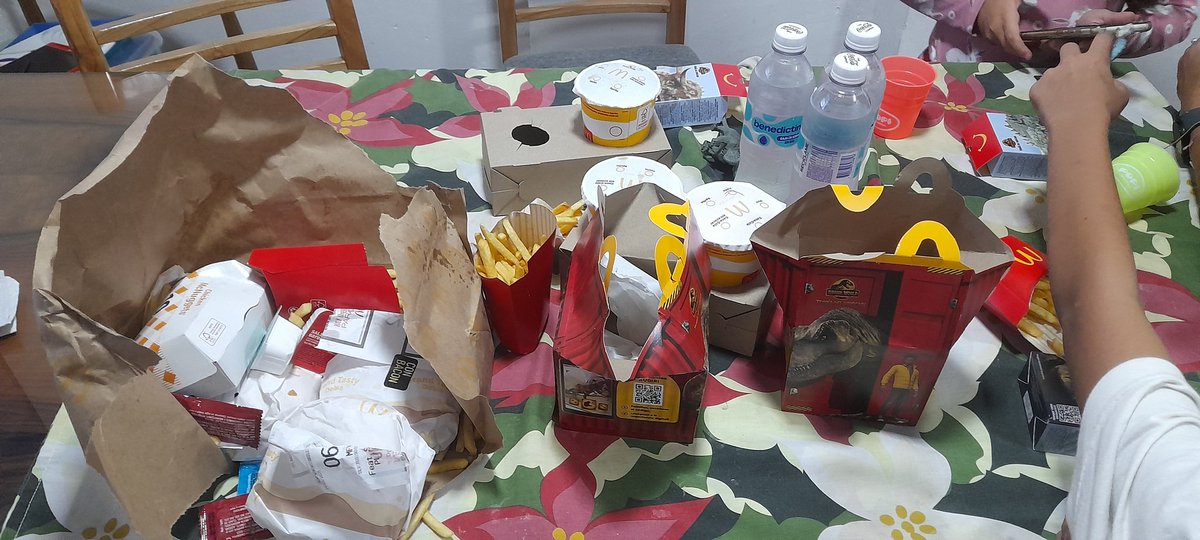 SUBINTIENE's tweet photo. @McDonalds_Ar @McDonalds hemos vuelto a comprar por la Ap y nos han vuelto a enviar el pedido incompleto. Siempre la misma historia. O falta bebida o hamburguesa o las papas. en este caso faltó una cajita feliz completa. Solo mandaron de 3 que pedimos 2 y 3 juguetes una verguenza https://t.co/JiXHp96ioD