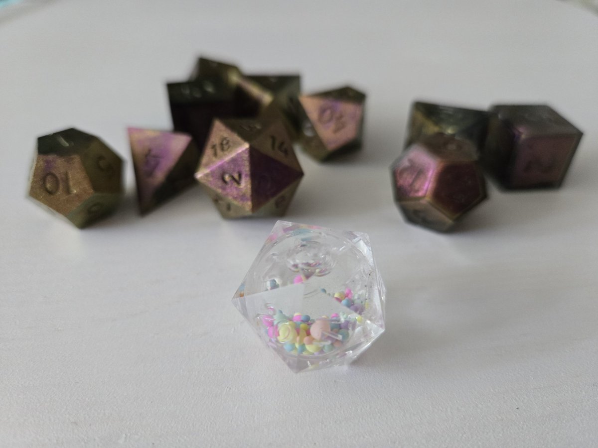 LichtenStrange's tweet photo. New Dice
Getting new molds done for the year as well as new pigments ✨️ https://t.co/FD9IjH79Zt