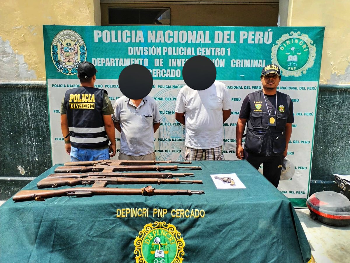 LimaRegion's tweet photo. 🚨DETENIDOS CON ARMAS DE FUEGO!
#DIVREINTLIMA #TERNACENTRO #DEPINCRI #SANANDRES
se detuvo a 02 integrantes de la Banda Delictiva "LOS MALDITOS DE MIRONES" Se incautó 02 celulares,01 revolver y 05 armas tipo escopeta, quienes se dedicaría a la venta de armas de fuego #PoliciaPeru https://t.co/F97OF874UH