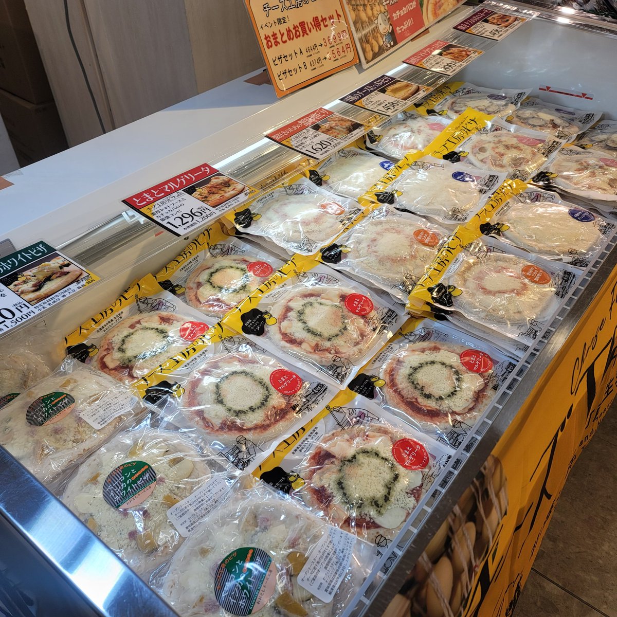 otomo_cheese's tweet photo. 本日より19日までイオン釧路店にて、くしろねむろの旨いもんフェアに出店しております。自分の商品そっちのけで地元にこんなに美味しそうなものがあるのかと目移りしまくってます！
お近くにお越しの際はぜひお立ち寄りください！
魅力がいっぱいですよ！ https://t.co/CFtctORG9o