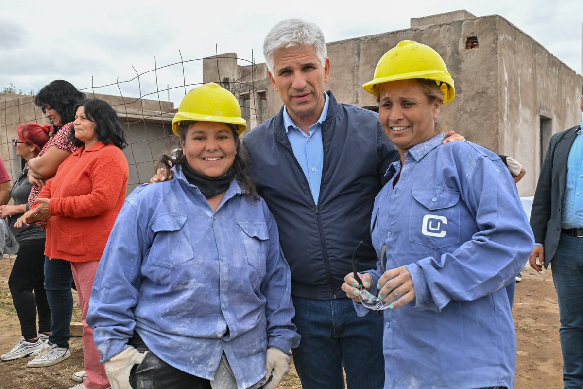 QUINES - Visita a la Obra de VIVIENDAS,  juntos a las familias preadjudicatarias. Hace ocho años que deberían haber tenido sus casas, pagaron sus cuotas como corresponde y tuvieron ocho años de destrato. La buena noticia: esta próxima Navidad 2025 la pasarán en sus viviendas 👏👏