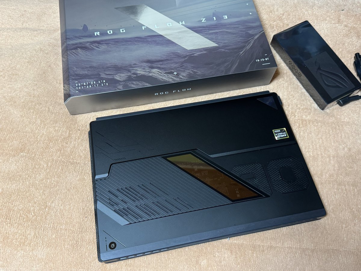 ranman_musume's tweet image. パソコン届きました 中の基盤見えてて かっこいいです

#ROGFlowZ13