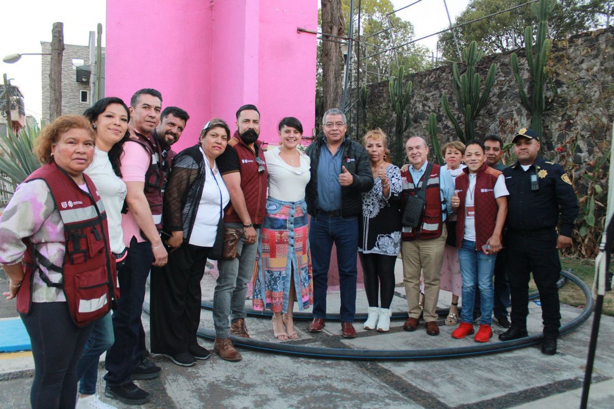 ProsocCDMX's tweet photo. Junto a la Alcaldesa de Xochimilco @CamachoCirce entregamos barda perimetral y realizamos mantenimiento menor a sus áreas comunes para mejorar la calidad de vida de todos, gracias a la Jefa de @GobCDMX, @ClaraBrugadaM
@SEBIEN_cdmx 
@Vivienda_CDMX 
#CapitalDeLaTransformación https://t.co/P9Vf1Jl2Dt
