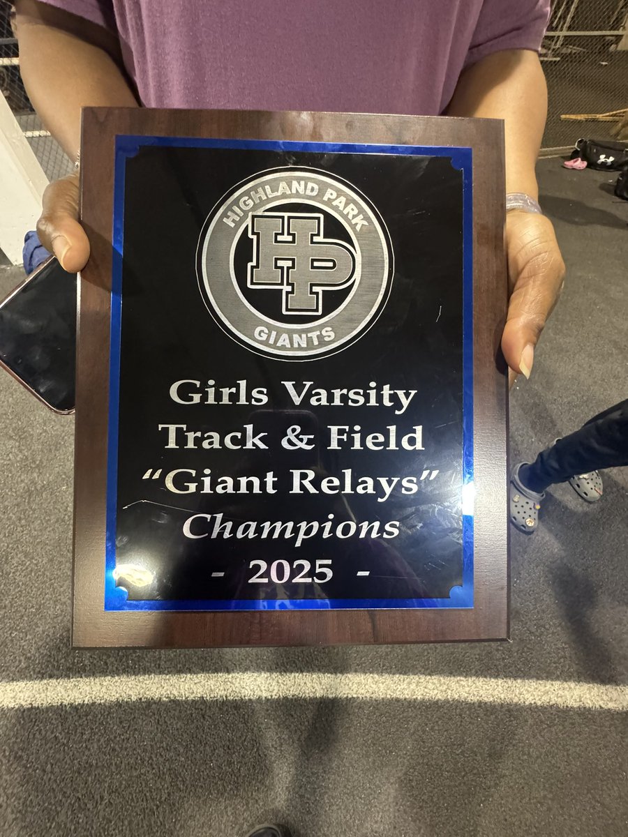 Today we WON the Girls Varsity Giant Relays meet, the🐝’s handled business🥇🐐🐐🐐
#trackandfield #zionbenton #throwers #shotput #giantrelays #illinois #indoorszn