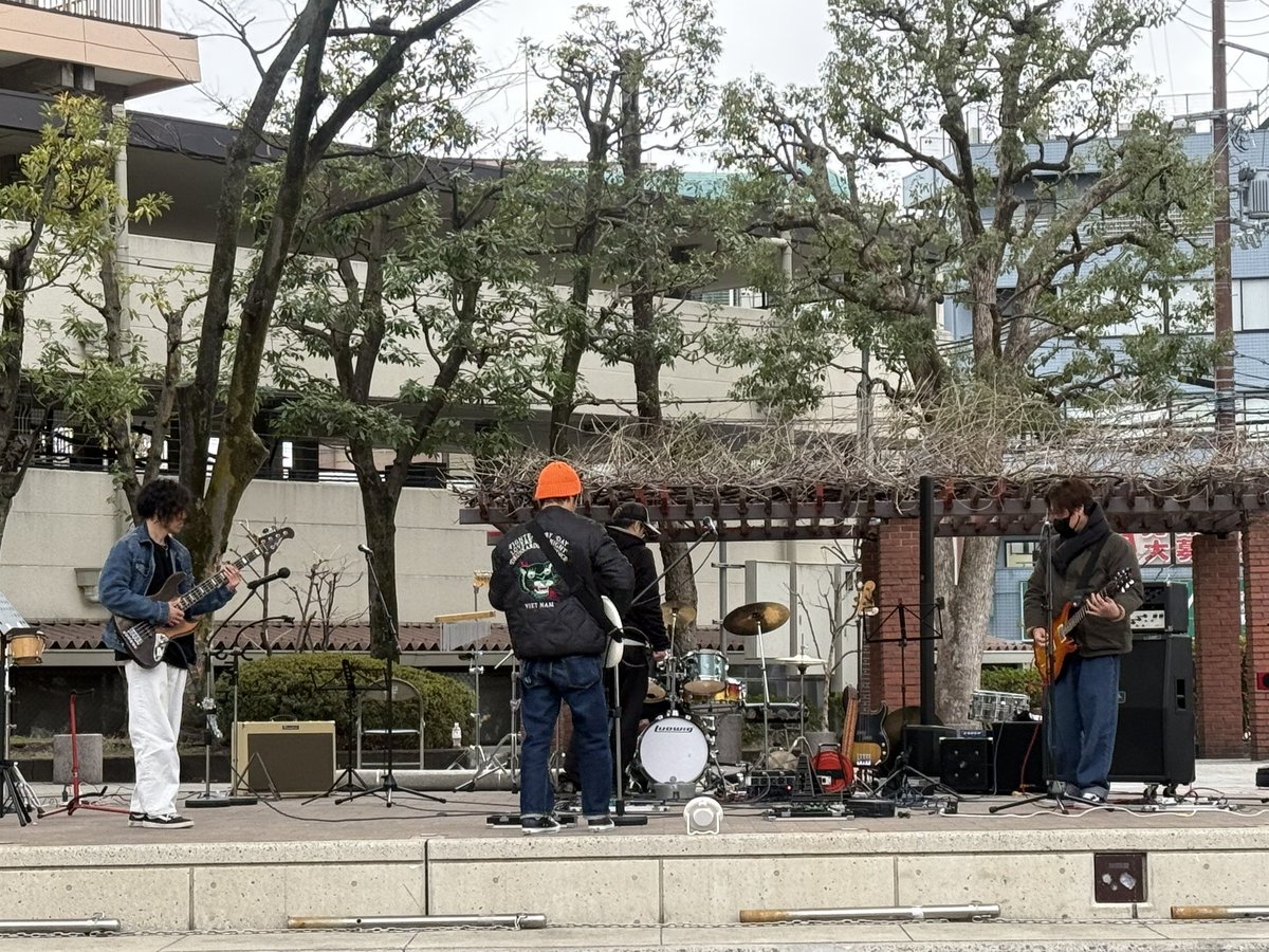 BOYHOOD_staff's tweet photo. 【LIVE info】　
2025.3.15（Sat）
@枚方市ニッペパーク岡東中央

さぁ、今日です！！
雨の心配はありつつも決行です
ただいまリハの最中🎸
思いのほか寒いのであたたかくして
みなさんお越しください！ https://t.co/NVzYc2gli7