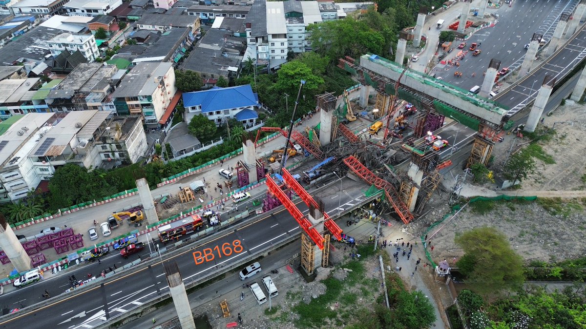 TNAMCOT's tweet photo. ภาพความเสียหาย สะพานยกระดับโครงการทางพิเศษพระราม 3-ดาวคะนอง #ถนนพระราม2 กำลังก่อสร้าง ถล่มทับด่วนระดับที่ 1 เสียชีวิตแล้ว 5 ราย บาดเจ็บ 27 คน วันที่ 15 มี.ค.68

ทางด่วนระดับที่ 1 ซึ่งเป็นทางสัญจรหลักในพื้นที่เขตบางมด บางขุนเทียนและเขตจอมทอง ใช้เส้นทางนี้มุ่งหน้าเข้าสู่กลางเมืองกรุงเทพฯ ถูกโครงสร้างพังถล่มลงมาตัดขาดไม่สามารถสัญจรได้ เช่นเดียวกับถนนจอมทองบูรณะ ที่อยู่บริเวณตรงจุดเกิดเหตุไม่สามารถสัญจรได้ทุกช่องทาง