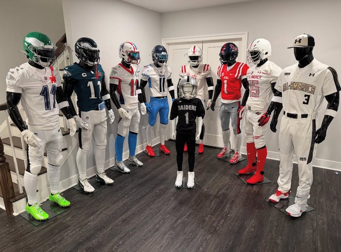 AJ Brown just took his mannequin collection to a whole new level 😂

He’s even got his pee wee uniform and his baseball All-American uniform (he was drafted by the Padres).