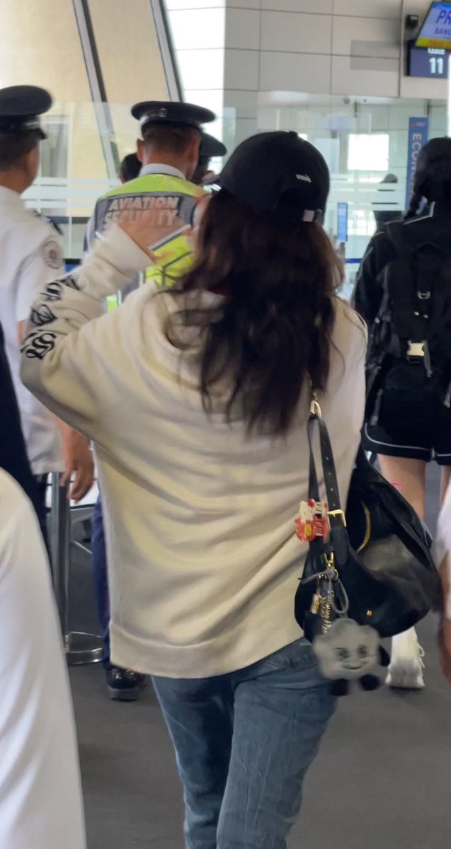 blckpinkpic's tweet photo. have a safe flight, jisoo!! 🫶🏻 https://t.co/cEGbDwMfE1