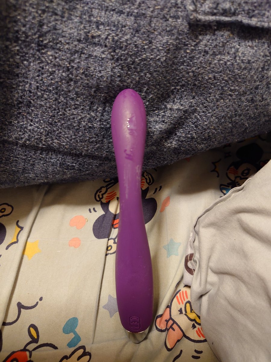 サッコ(<a href="/Sacco77s/">サッコ🍫</a> )様よりいただいた、細身のバイブ♡パルスはわかんなかったけど、ずっと入れてると腰揺れちゃってクリはみみきでしたら即イキしちゃった……30分くらい入れてた😂たまにはこういうのいいかも…遠隔だったらもっと良かったなぁ←