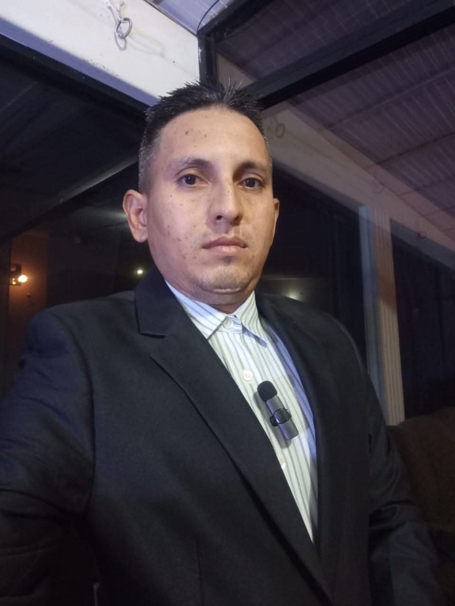 El es Carlos Azuaje, mejor conocido como "El Gocho", un venezolano de bien, líder social caracterizado por su alegría, sentido del humor y su profundo compromiso con Venezuela. 🇻🇪

El 18 de diciembre del 2024 fue secuestrado por funcionarios de la Guardia Nacional, tras alzar la