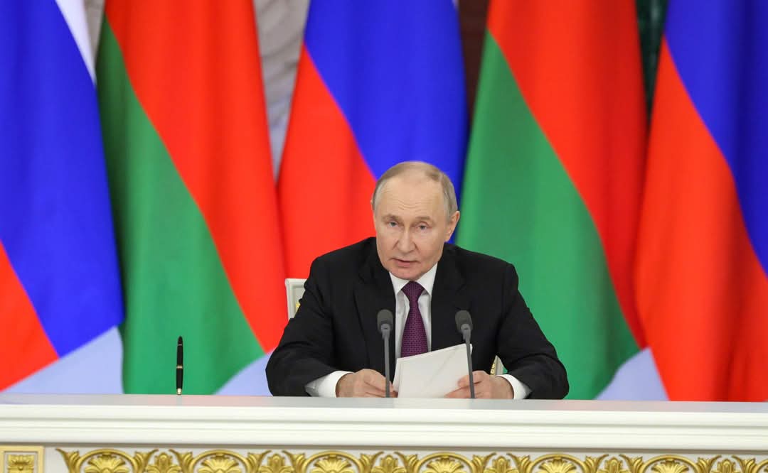 KrasnyySkorpion's tweet photo. 🇷🇺🏛️♠️🎙️
 El Presidente de Rusia, Vladímir Putin, durante una rueda de prensa tras las conversaciones en el Kremlin con su homólogo bielorruso, Aleksánder Lukashenko:

- Las tropas rusas están a la ofensiva en casi todas las zonas de contacto de combate. Y allí también se están creando las condiciones para que bloqueemos unidades enteras bastante grandes.

- El control de las tropas ucranianas dentro de esta zona de invasión [en la región de Kursk] ha sido perdido. Si al principio, hace una o dos semanas, los militares ucranianos intentaban salir de allí en pequeños grupos, ahora es imposible. <...> El equipamiento está abandonado por completo, es imposible sacarlo. Se quedará allí, esto ya está garantizado.

- Estamos a favor [de una tregua en Ucrania], pero hay peculiaridades. ¿Cuáles son? En primer lugar, ¿qué vamos a hacer con esta zona en la región de Kursk? Si detenemos las hostilidades durante 30 días, ¿qué significa eso? ¿Que todos los que están allí se irán sin luchar? ¿Se supone que vamos a dejarles salir de allí después de que hayan cometido una masa de crímenes contra civiles? <...> ¿Cómo será? No está claro.

- Estoy seguro de que se cumplirán todos los planes trazados en el tramo de incursión en la región de Kursk, así como en otras zonas de contacto militar. No solo en Sudzha, sino también en los asentamientos adyacentes: ahora los estamos tomando uno por uno.

- Estamos de acuerdo con las propuestas de detener las hostilidades, pero partimos del hecho de que este cese debe ser tal que conduzca a una paz duradera y erradique las causas de la crisis.

- En función de cómo se desarrolle la situación sobre el terreno, acordaremos los próximos pasos para poner fin al conflicto y alcanzar acuerdos aceptables para todos.

- Si Estados Unidos y Rusia se ponen de acuerdo sobre la cooperación en el ámbito de la energía, se podrá suministrar el gasoducto para Europa. Y esto beneficiará a Europa porque recibirá gas ruso barato.