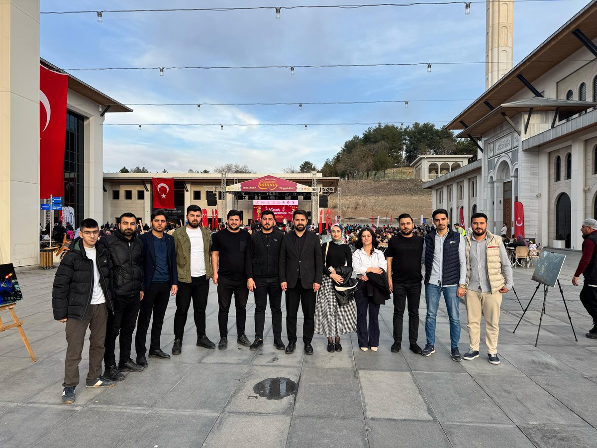 AK Gençlik Batman (@akgenclikbatman) on Twitter photo İl Gençlik Kolları İnsan Hakları Birim Başkanlığımızın hazırlamış olduğu “Gazze’de Ramazan” adlı fotoğraf sergisini Necat Nasıroğlu Külliyesi’nde gerçekleştirdik.
Dualarımız mazlum Filistin Halkı ile🇹🇷🇵🇸
<a href="/pirilozcelik1/">Pırıl Özçelik</a> İl Gençlik Kolları İnsan Hakları Birim Başkanlığımızın hazırlamış olduğu “Gazze’de Ramazan” adlı fotoğraf sergisini Necat Nasıroğlu Külliyesi’nde gerçekleştirdik.
Dualarımız mazlum Filistin Halkı ile🇹🇷🇵🇸
<a href="/pirilozcelik1/">Pırıl Özçelik</a>