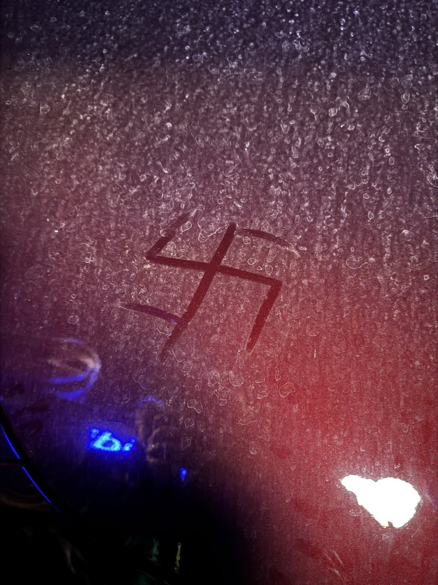 va20531's tweet image. Croix gammée sur le capot de ma Tesla ce soir.
L’auteur est filmé, visage bien visible. Plainte sera déposée à la police locale.
Avis à tous les propriétaires de Tesla : ne laissez rien passer.
Je réfléchis aussi à des actions contre les médias qui nourrissent ce genre de haine.