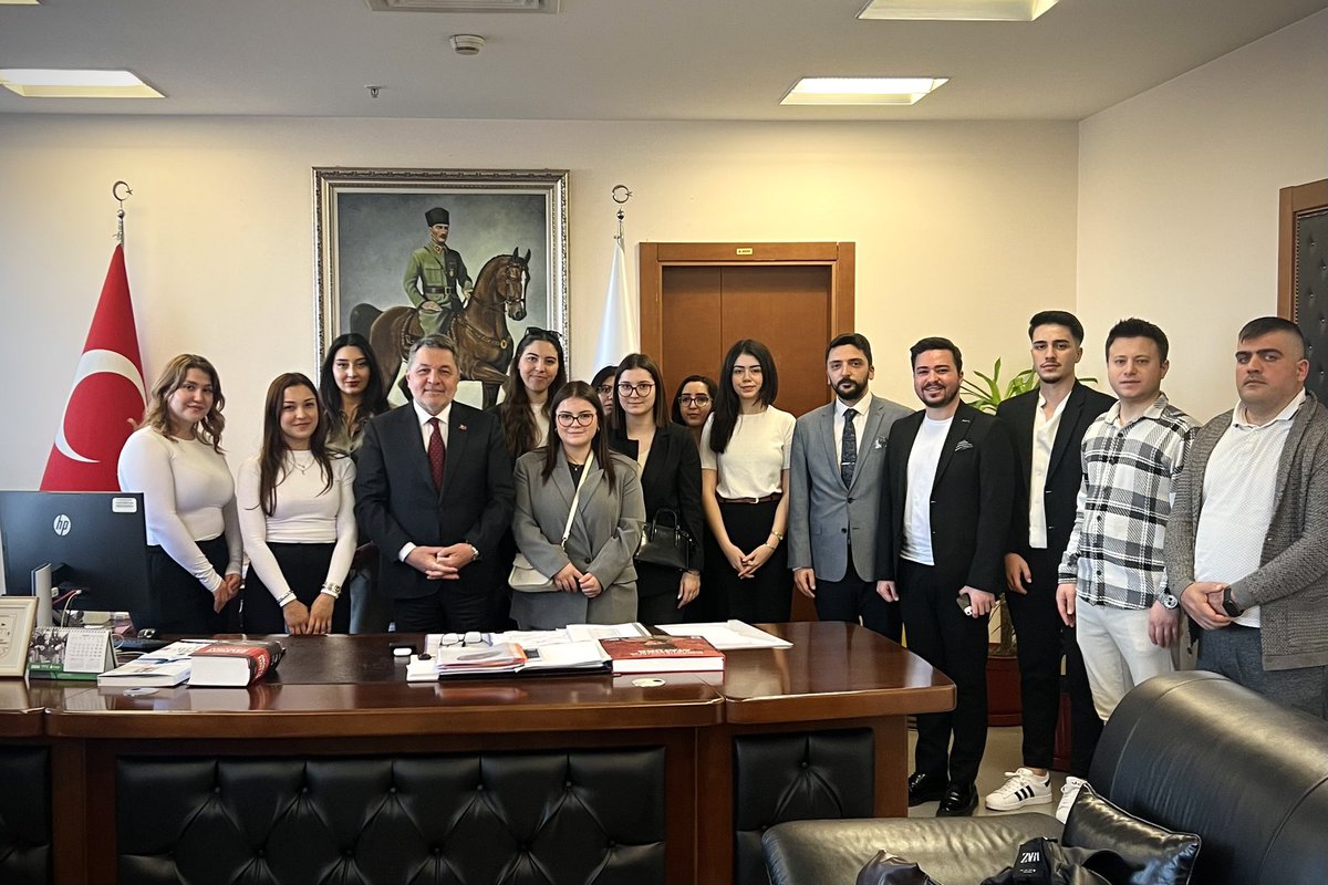 MAYAGencDusunce's tweet photo. Üniversite öğrencisi arkadaşlarımızla birlikte Ankara Büyükşehir Belediye Başkan Vekili Sayın Faruk Köylüoğlu’nu ziyaret ederek projelerimiz hakkında bilgi verdik.

Sayın Başkanımıza ilgisi için teşekkür ederiz.

@KoyluogluFaruk https://t.co/Kcxf5D4UsL