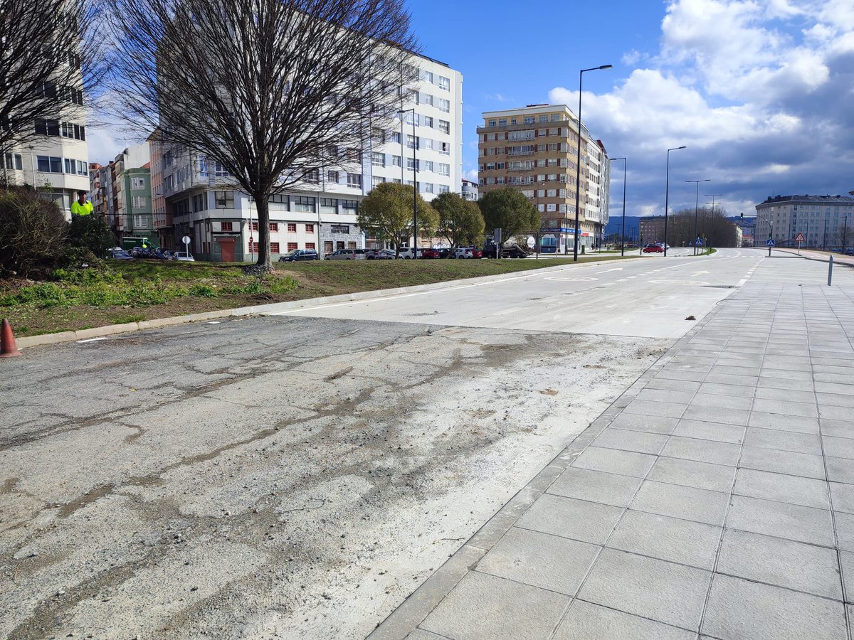 ppmeis's tweet photo. @JoseManuelRey Podíais enseñar también el último tramo que une la calle Santa Comba con la Ctra. de Castilla. Dices que te criaste en Ultramar y justo el tramo más cerca de tu barrio lo dejas así.

Parece que sales de una autopista y llegas a la aldea, senderos de tierra y baches por doquier… https://t.co/7yDNh0XW36