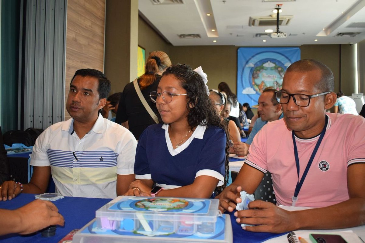 Ministerio_TIC's tweet photo. 📢 La próxima semana estaremos en Valledupar y Barranquilla formando a docentes del Caribe en #BioBots, estrategia de #ColombiaPrograma para enseñar pensamiento computacional a estudiantes de primaria en entornos con conectividad limitada.
https://t.co/2m3n907OTm https://t.co/RsDMTRAWdJ