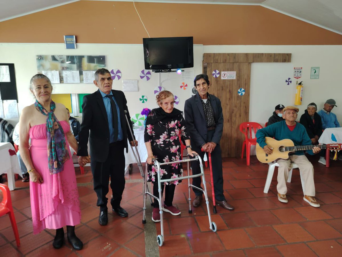 integracionbta's tweet photo. 💃🕺 En la Comunidad de Cuidado Los Robles, marzo fue puro sabor y alegría. 🎉💛 Entre presentaciones, comida y baile, las personas mayores gozaron y compartieron en grande, porque cualquier excusa es buena para celebrar la vida. 🎶🍲✨ #AquíSíPasa Bogotá, mi ciudad, mi casa. https://t.co/xVIlfPViDp