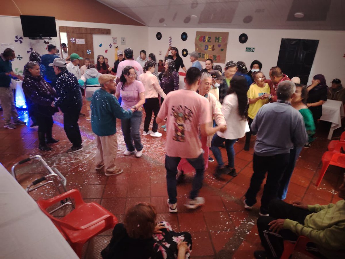 integracionbta's tweet photo. 💃🕺 En la Comunidad de Cuidado Los Robles, marzo fue puro sabor y alegría. 🎉💛 Entre presentaciones, comida y baile, las personas mayores gozaron y compartieron en grande, porque cualquier excusa es buena para celebrar la vida. 🎶🍲✨ #AquíSíPasa Bogotá, mi ciudad, mi casa. https://t.co/xVIlfPViDp