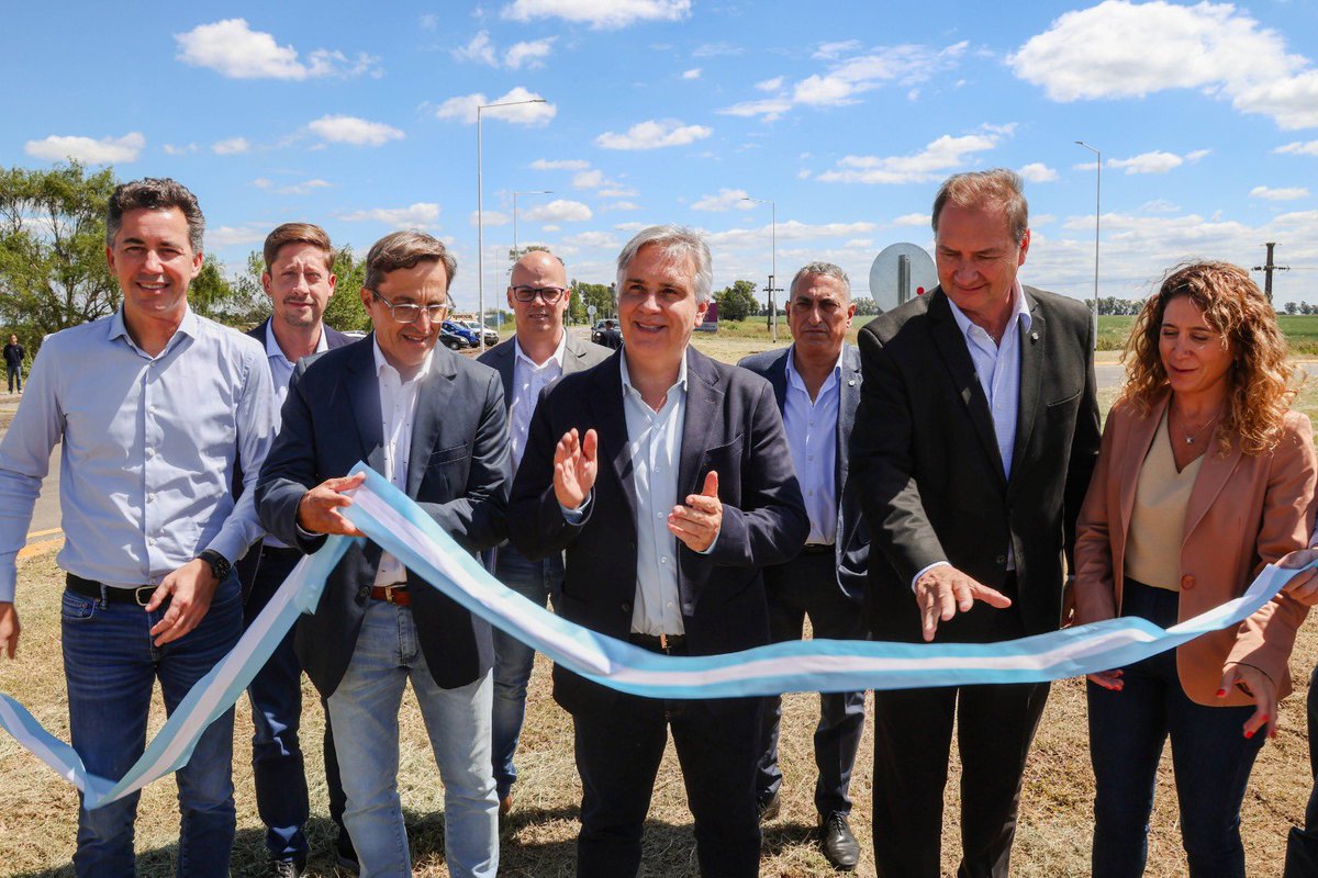 MartinLlaryora's tweet photo. ¡#Infraestructura para el desarrollo! Habilitamos la repavimentación de la ruta 11 y una rotonda en la intersección con la 12, desde la localidad de #BernardoOHiggins hasta #CorralDeBustos y el límite con Santa Fe. 

Son 20 kilómetros de sistematización vial de ambas rutas para brindarle a nuestra gente más seguridad al transitar. 

Cada uno de estos trabajos al sur de la provincia generaron empleos para 30 trabajadores, alcanzando un total de 60 puestos laborales. 

Estas #obras salvan vidas y generan #progreso. Por eso no vamos a parar con el objetivo de que cada uno de nuestros pueblos, en el interior del interior, tenga una obra y podamos trabajar en conjunto con los intendentes. 

#SeguimosHaciendo #CórdobaNoPara