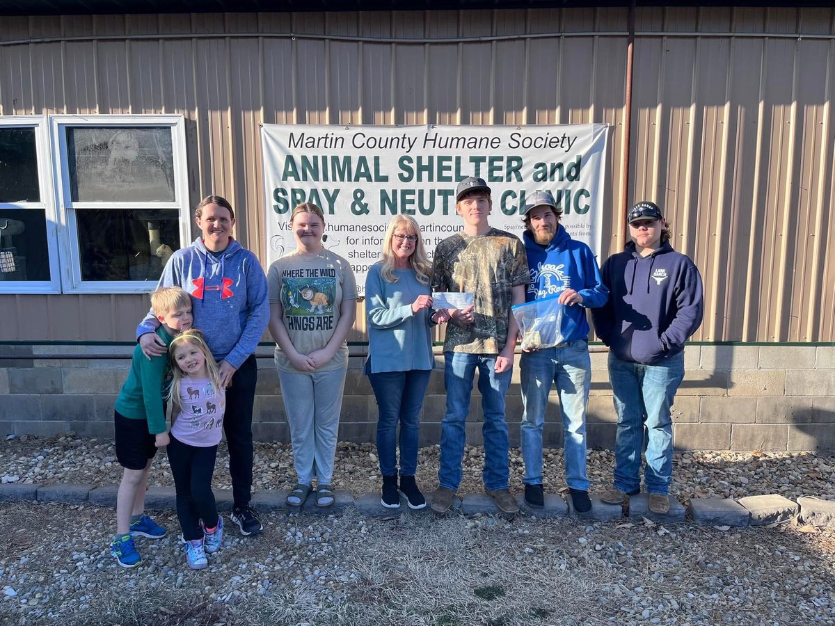 COSMOSIndiana's tweet photo. 🐷 Ag in Action! 🐄

Shoals students raised $2,000 for Martin County Humane Society with their Adopt-a-Pig fundraiser. Meanwhile, 7th &amp; 8th grade students at 
@Orleans_Schools
 toured Lindeaur Dairy Farm, learning how 500 cows supply Prairie Farms milk

#AgInAction #FutureFarmers https://t.co/PWKaoMPz6C