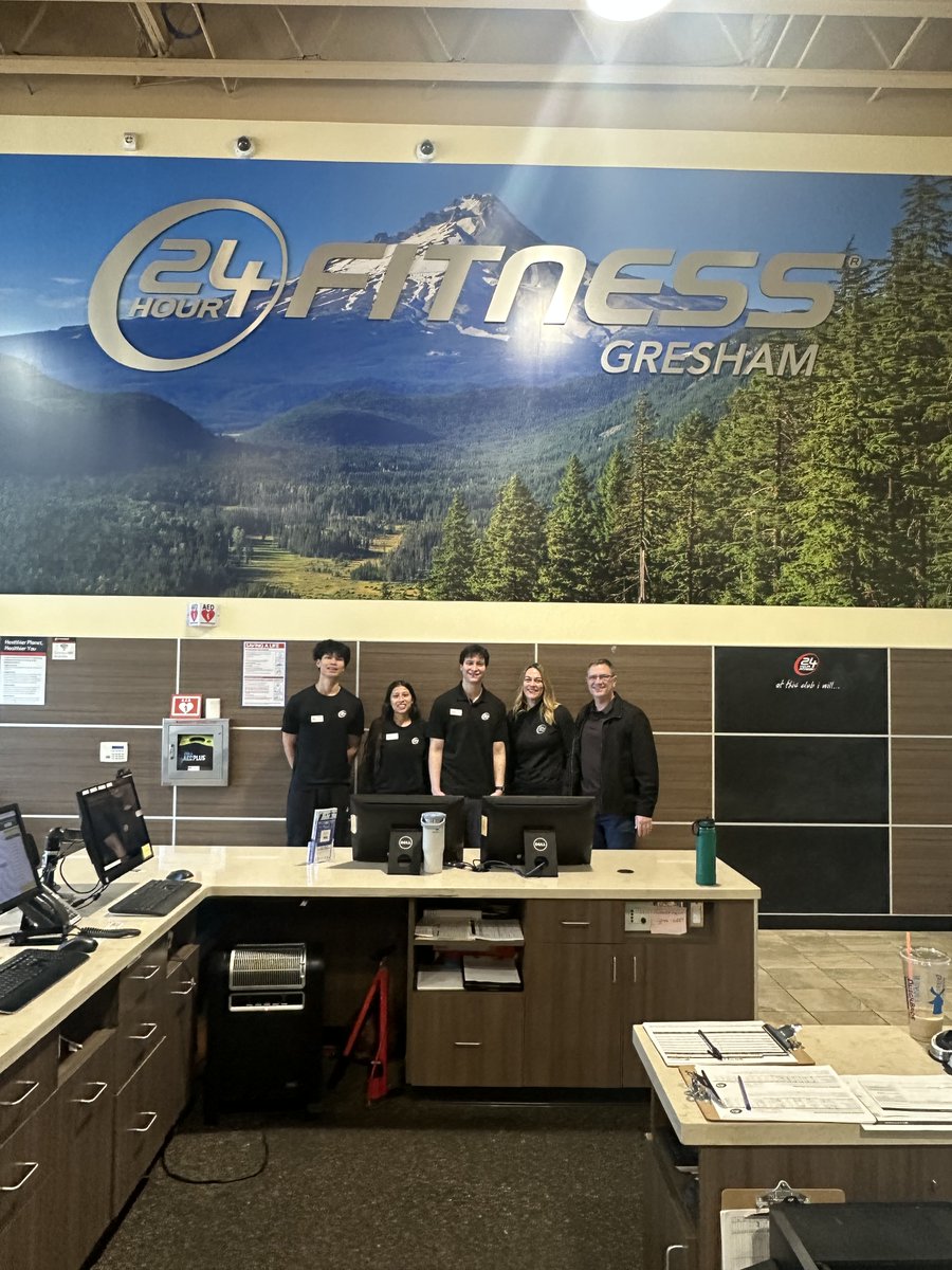 KarlSanft's tweet photo. Last week, I took the opportunity to head north to “Bridge Town” and check in on several of our Portland area clubs with our CHRO, Stephanie Richmond. Enthusiastic team members greeted us at each stop, eager to show off their club. The clubs look great, and I enjoyed the time spent visiting with our D9 GMs. It was clear that our PDX team members are continuously making the effort to positively impact their members and the greater community though fitness.