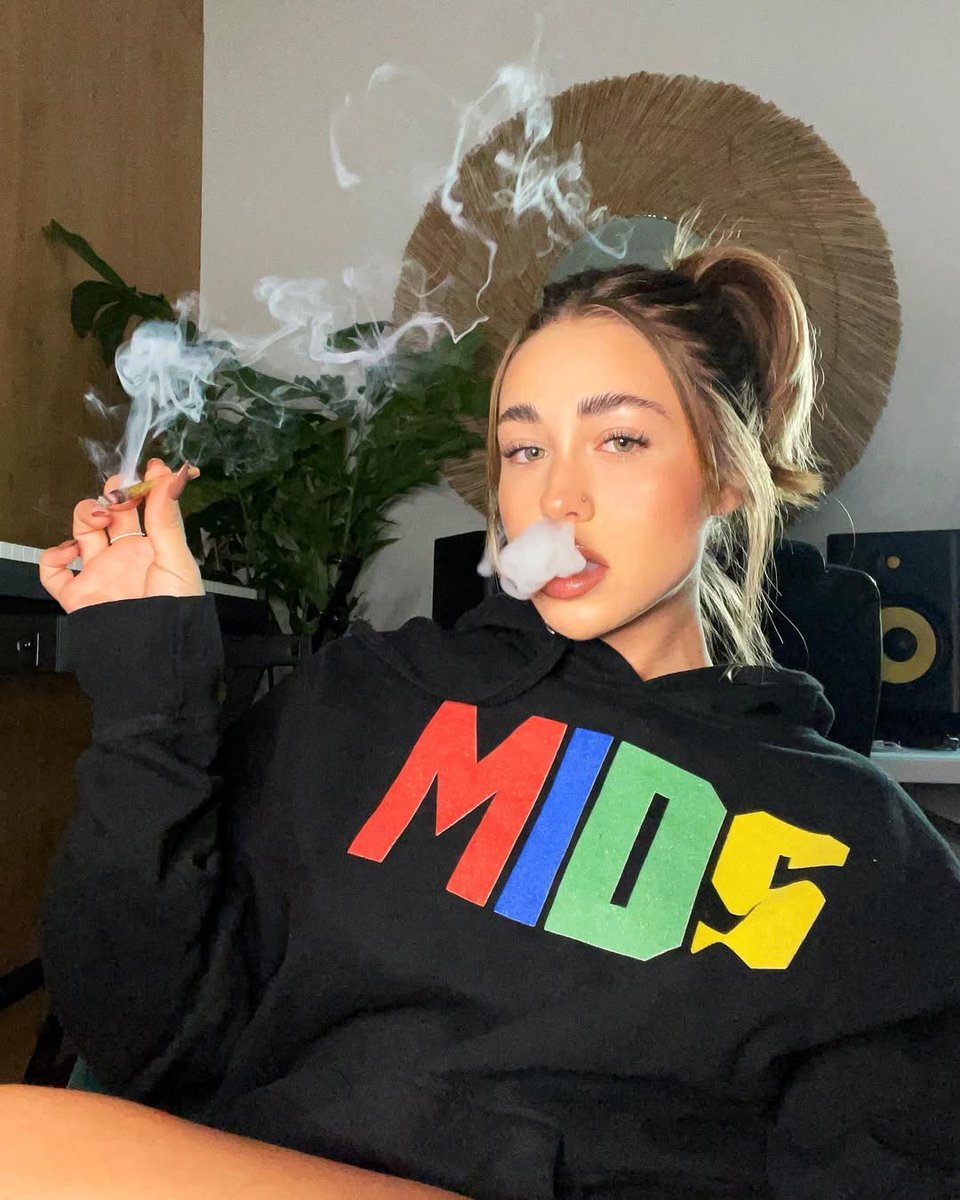 NymiLux's tweet photo. GN frens! "Some inhale, some exhale—but only a few really breathe success." 💨💰 
Stacking dreams while others sleep. See you at the top.  
#GN #StayGrinding $Pwease https://t.co/GUZCw8jfPA