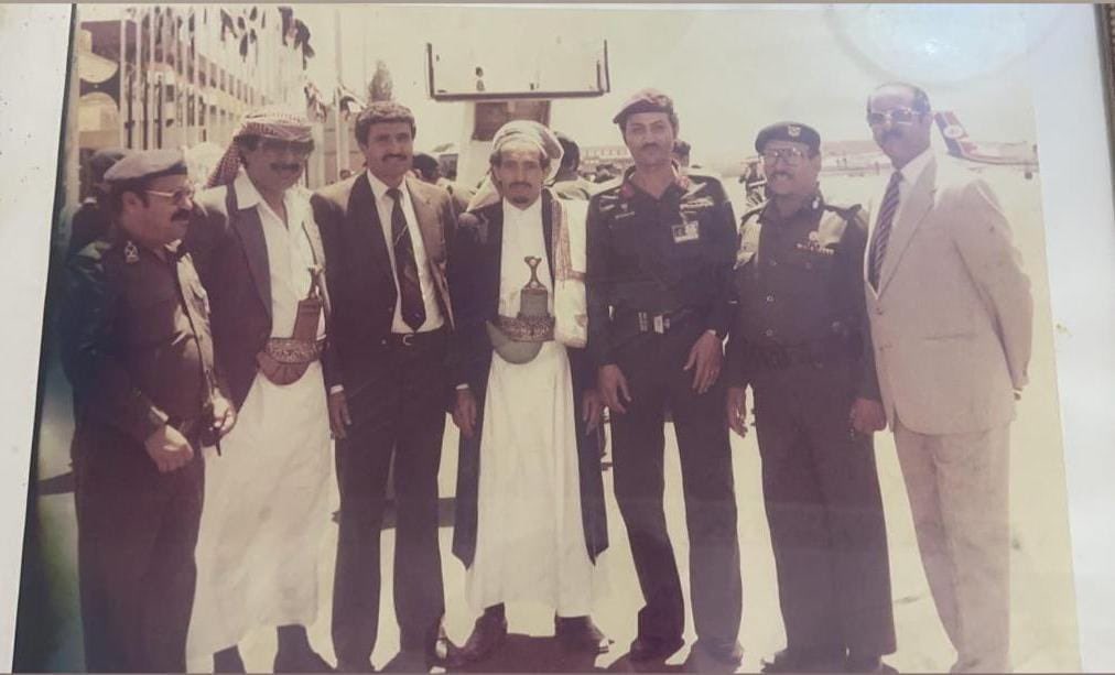 في الثمانينات من مطار صنعاء: من يمين المشاهد الحبيشي مسؤول دائرة الحدود، وبجانبه اللواء محمد عبدالله صالح، ومن ثم اللواء محمد بن محمد سري شايع، ومن ثم الشيخ فيصل مناع، وبجانبه نائب رئيس مجلس النواب علي مقبل غثيم، ومن ثم الشيخ صادق أمين ابوراس، وبجانبه اللواء عبدالله شلامش.
#اليمن