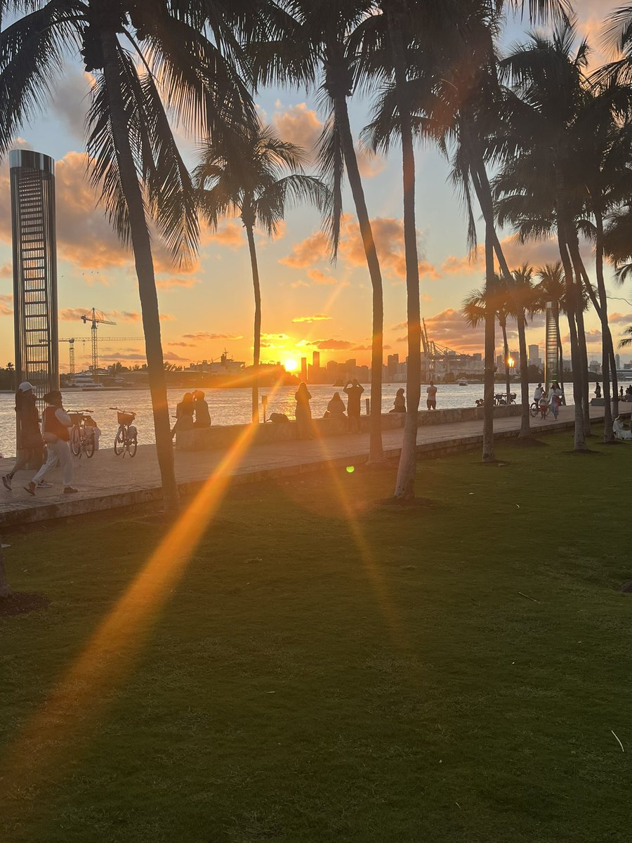 #HappyWeekend #Friends #love #sunset #keylargo 🦋