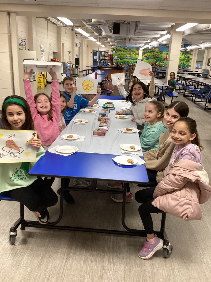 LastellaStacey's tweet image. 3.14 Pi Day celebrations at our @ymcaGMC School-age YKids sites πππ₯§