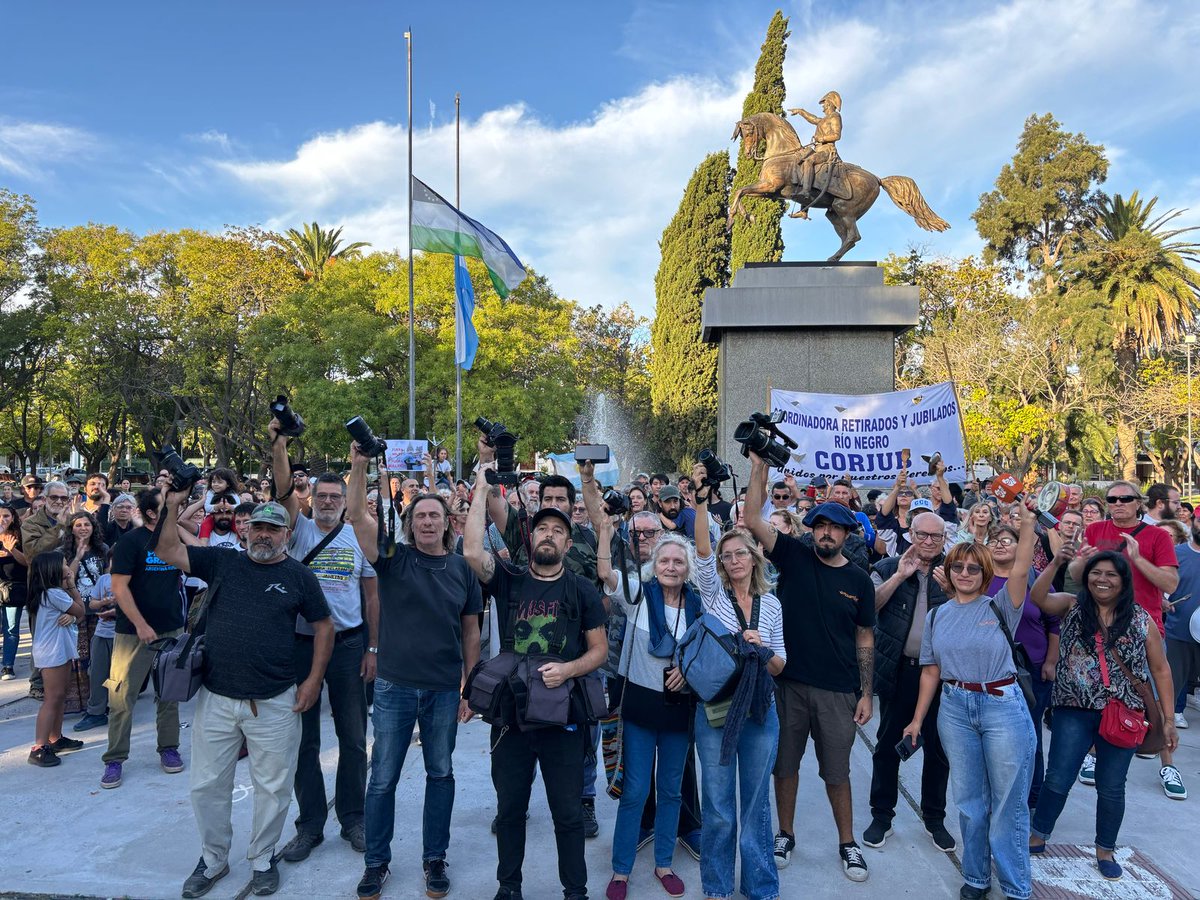PrensaFATPREN's tweet photo. 📸 Camarazos en todo el país para repudiar la represión del gobierno y en apoyo a Pablo Grillo 

Desde el miércoles, los sindicatos de prensa vienen realizando distintas acciones en las provincias en solidaridad con el fotógrafo agredido.

✒️ Crónica https://t.co/X0DcGkex1q https://t.co/9xNvrwm3pp