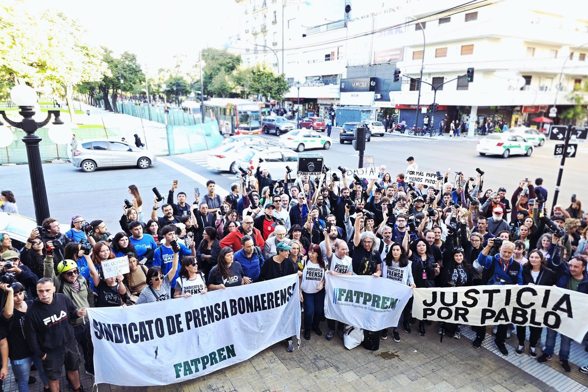 PrensaFATPREN's tweet photo. 📸 Camarazos en todo el país para repudiar la represión del gobierno y en apoyo a Pablo Grillo 

Desde el miércoles, los sindicatos de prensa vienen realizando distintas acciones en las provincias en solidaridad con el fotógrafo agredido.

✒️ Crónica https://t.co/X0DcGkex1q https://t.co/9xNvrwm3pp