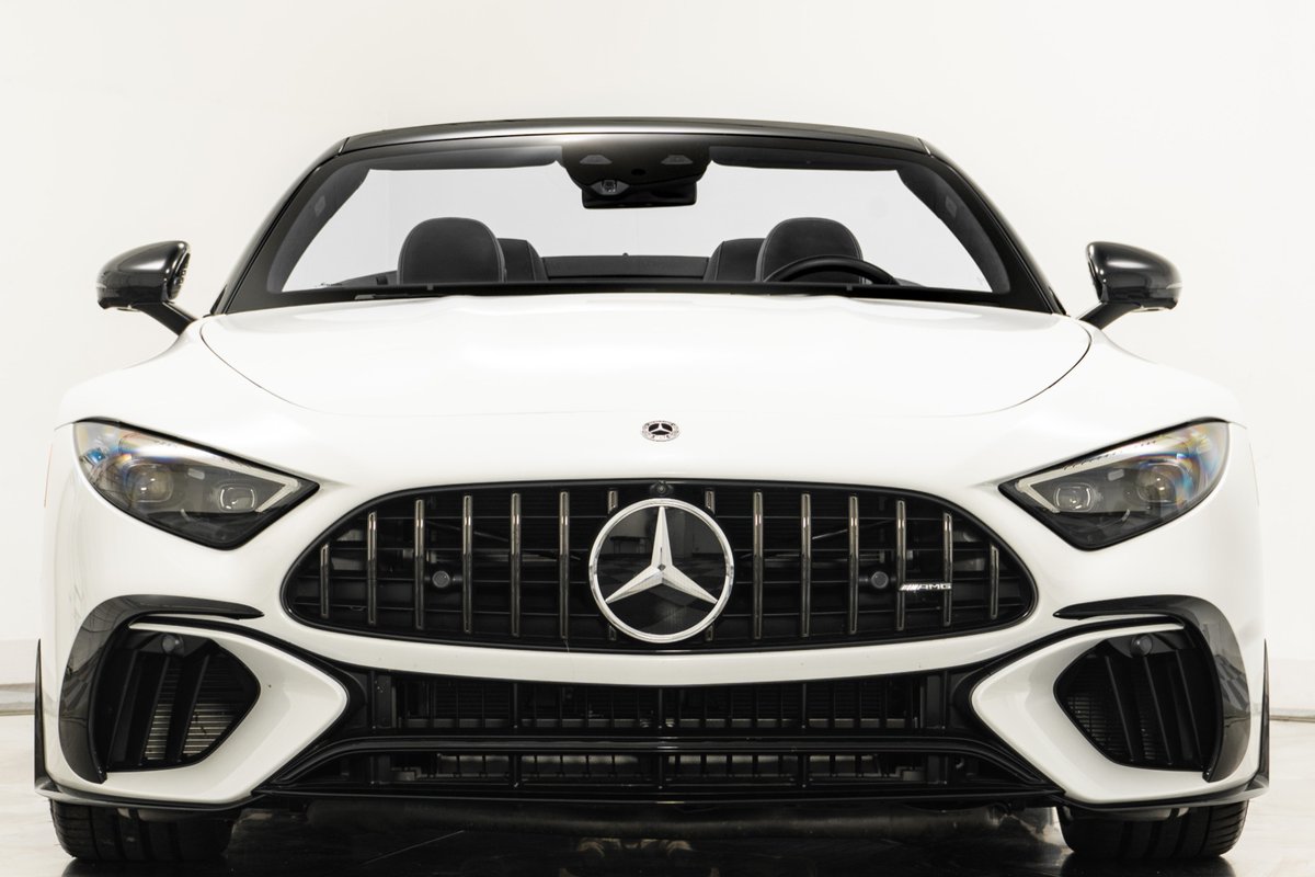 MGNewportBeach's tweet image. Meet the 2022 Mercedes-AMG SL 63 in MANUFAKTUR Moonlight White Metallic isn’t just a convertible—aka a 577-horsepower, V8-powered, track-capable luxury missile. This SL is as fresh as it is fierce! #AMGSL63 #LuxuryMeetsSpeed #PerformancePerfected 

🔗: bit.ly/47BAatw