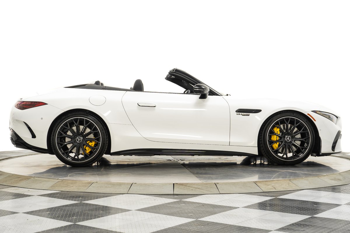 MGNewportBeach's tweet image. Meet the 2022 Mercedes-AMG SL 63 in MANUFAKTUR Moonlight White Metallic isn’t just a convertible—aka a 577-horsepower, V8-powered, track-capable luxury missile. This SL is as fresh as it is fierce! #AMGSL63 #LuxuryMeetsSpeed #PerformancePerfected 

🔗: bit.ly/47BAatw
