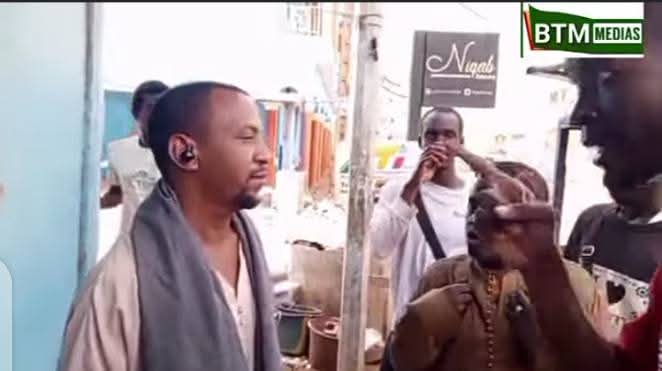 oumarbluesow's tweet photo. Mauritanie/Mali :
- TENSION
Des jeunes de Bamako ont fermés certaines boutiques appartenant aux ressortissants Mauritaniens.
"Tant que les situations de nos frères maliens Vivants chez vous  n'ont pas été régularisées, vous n'allez plus jamais travaillé ici " Message des jeunes. https://t.co/tNRL1psT5i