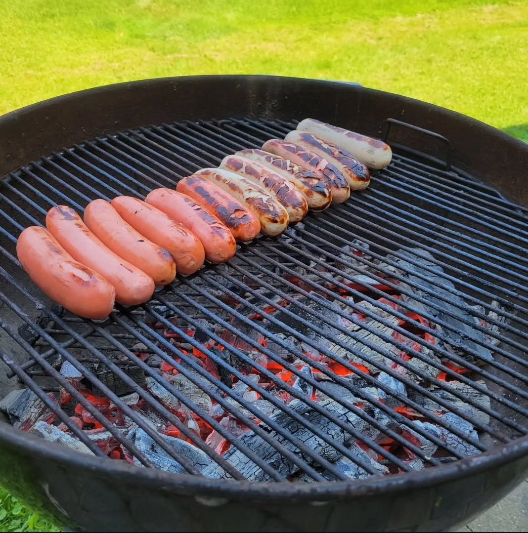zweigleshots's tweet photo. The first gorgeous Spring weekend in Rochester calls for grilling♨️🌭

Dust off your tongs grill dads and moms! https://t.co/kzGL7fYI9K