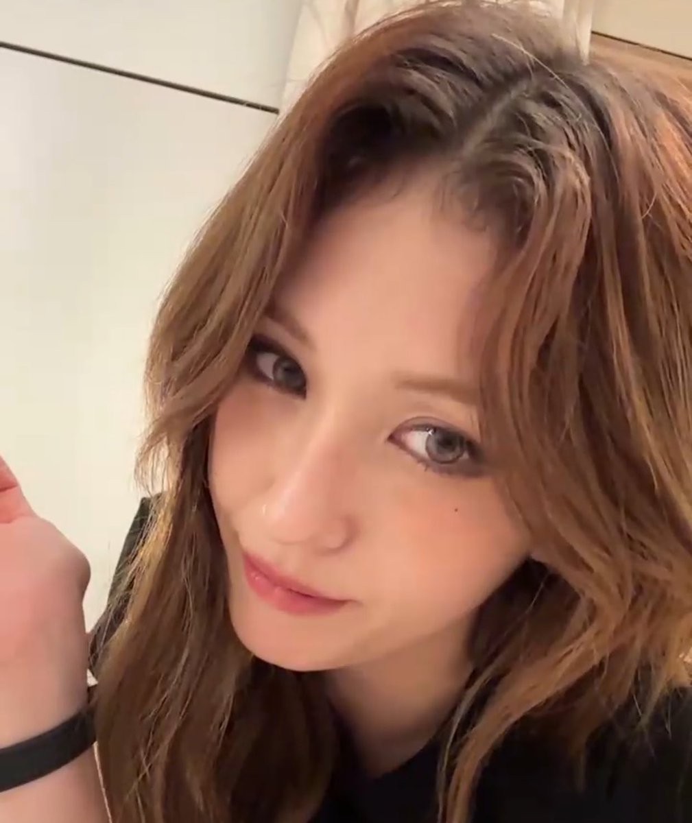 somi on her new song: “it will confuse you— like, what am i listening to? somi-ah? whaaat~? it’s chaotic. it’s crazy.”

and her spoiler: “am i bitter or am i smart? 💁‍♀️”

mom, i’m scared ㅠㅠ and mind you, she had this smug smile on her face while saying all of this!! she’s