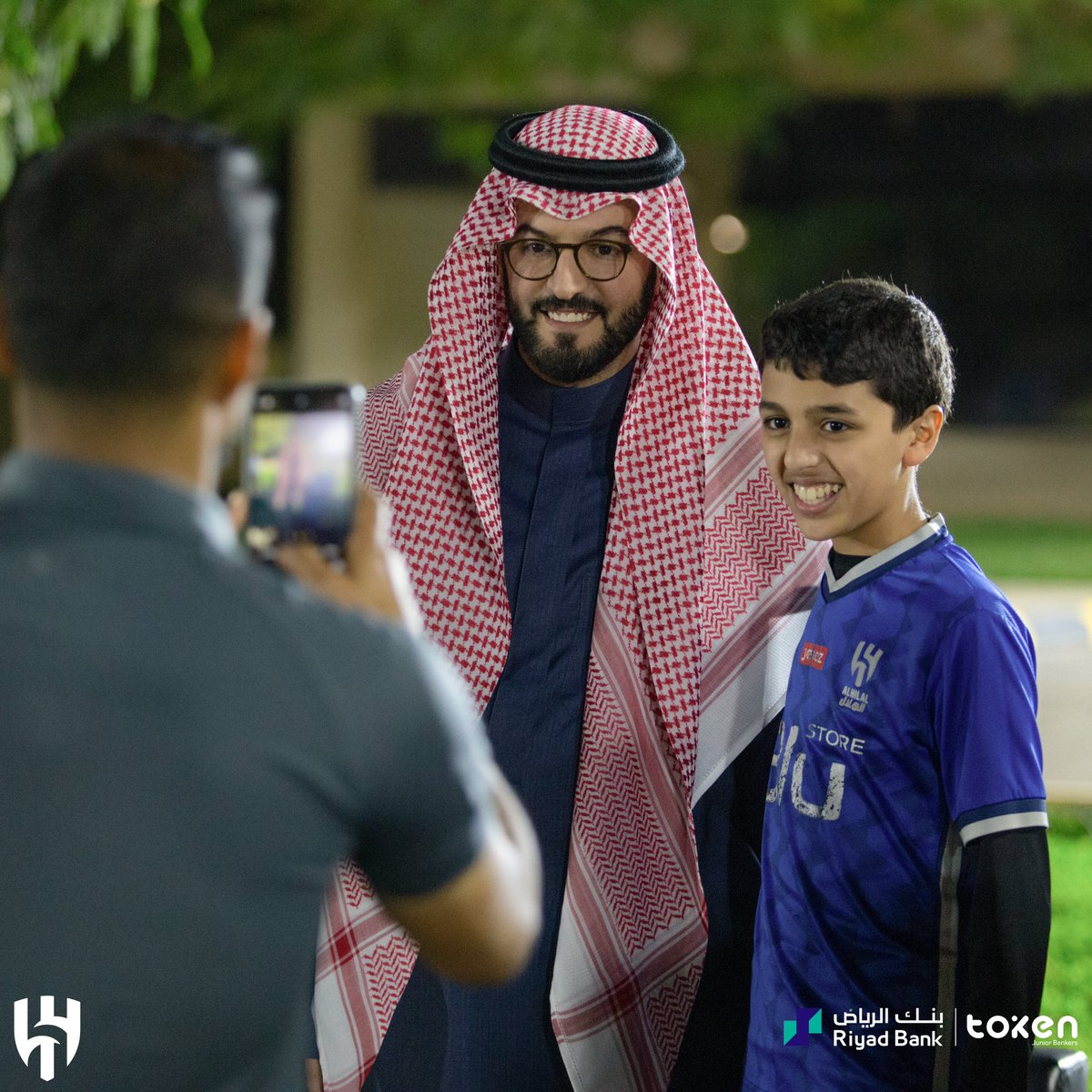 AlhilalAcademy's tweet photo. سعادة الرئيس @fahad2 يلتقي بزعماء المستقبل خلال بطولة أكاديمية الهلال الرمضانية 🏆💙

#أكاديمية_الهلال https://t.co/WSTZ37lG4F