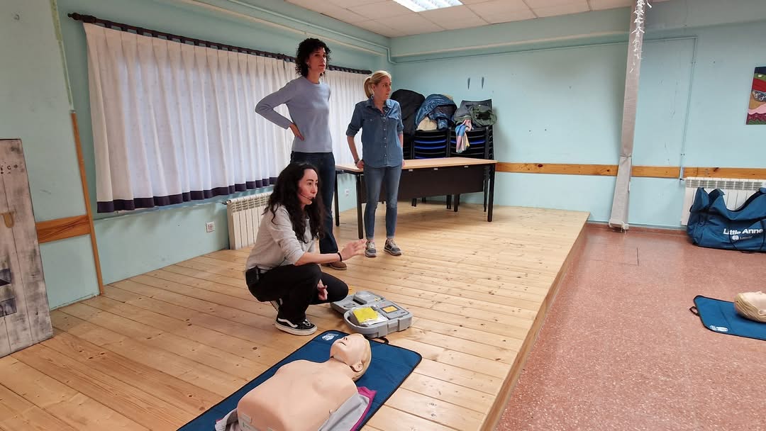 🔴Las enfermeras coordinadoras de Atención Educativa, Gloria González y la de Atención Sociosanitaria, Ruth Álvarez Oviedo; junto a la directora de Atención Sanitaria y Salud Pública del Área Sanitaria, la doctora Sandra Charro Alonso, del área sanitaria VIII están impartiendo un