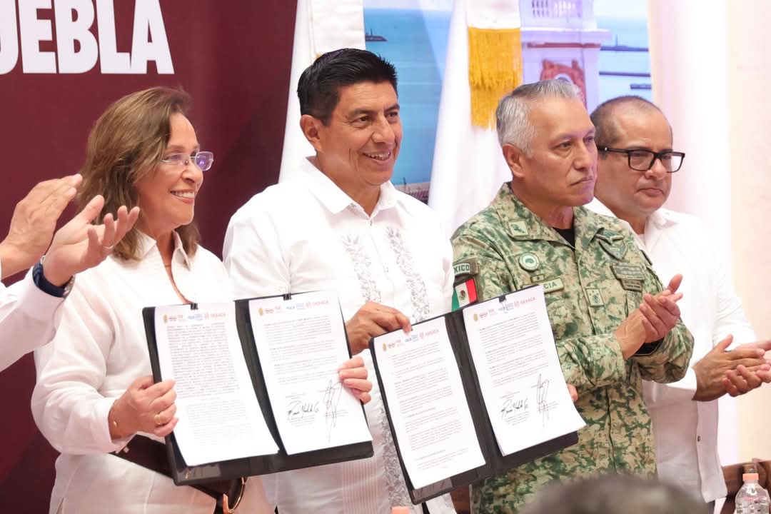 IvanGarcia_A's tweet photo. Desde el #GabineteDeSeguridad que encabeza el Gobernador Salomón Jara Cruz (@salomonj), diariamente trabajamos a favor de la #PazYSeguridad🕊 de las familias oaxaqueñas, hoy se refrenda ese compromiso con la firma de convenios de colaboración y coordinación en materia de seguridad y procuración de justicia con los Gobernadores de Veracruz, Rocío Nahle (@rocionahle) y de Puebla, Alejandro Armenta (@armentapuebla_). 

El trabajo conjunto nos permitirá seguir trabajando en labores de protección ciudadana, inteligencia, investigación y procuración de justicia en favor de la población, construimos un sureste y un México 🇲🇽 más seguro con el liderazgo de la Presidenta Claudia Sheinbaum Pardo (@Claudiashein).