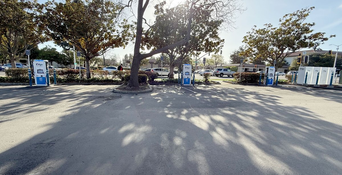 New EVgo fast charging station now open in Northern California in collaboration with GM! Located at Gateway Plaza – 39010 Paseo Padre Pkwy, Fremont, CA, this site features 8 stalls with 350 kW fast chargers. Stop by and charge with EVgo today! ⚡