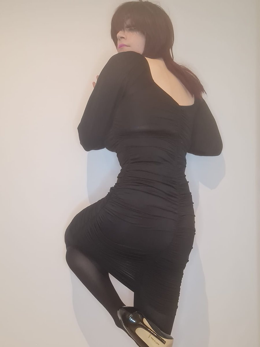 Sexy dress, pink lips, high heels 😍👅🔥