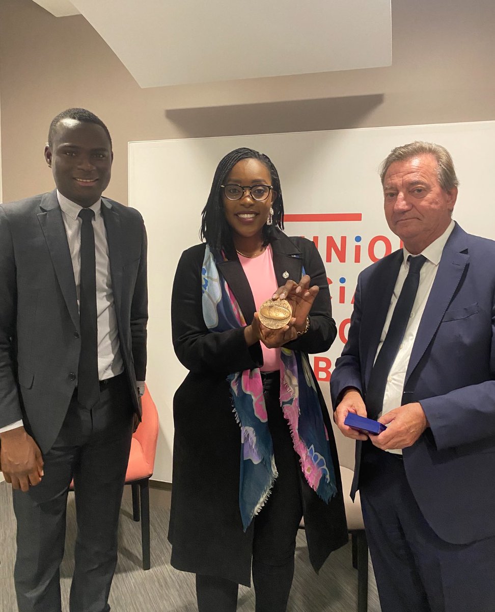 Félicitations à <a href="/KayabagaArielle/">Arielle Kayabaga 🇨🇦</a> pour sa nomination comme ministre des Institutions démocratiques dans le gouvernement de <a href="/MarkJCarney/">Mark Carney</a> !🇨🇦

Nous avons eu le plaisir de l’accueillir à l’<a href="/UnionHlm/">UnionHlm</a> en 2022 et son intérêt pour le logement social était remarquable.

Félicitations ! 👏