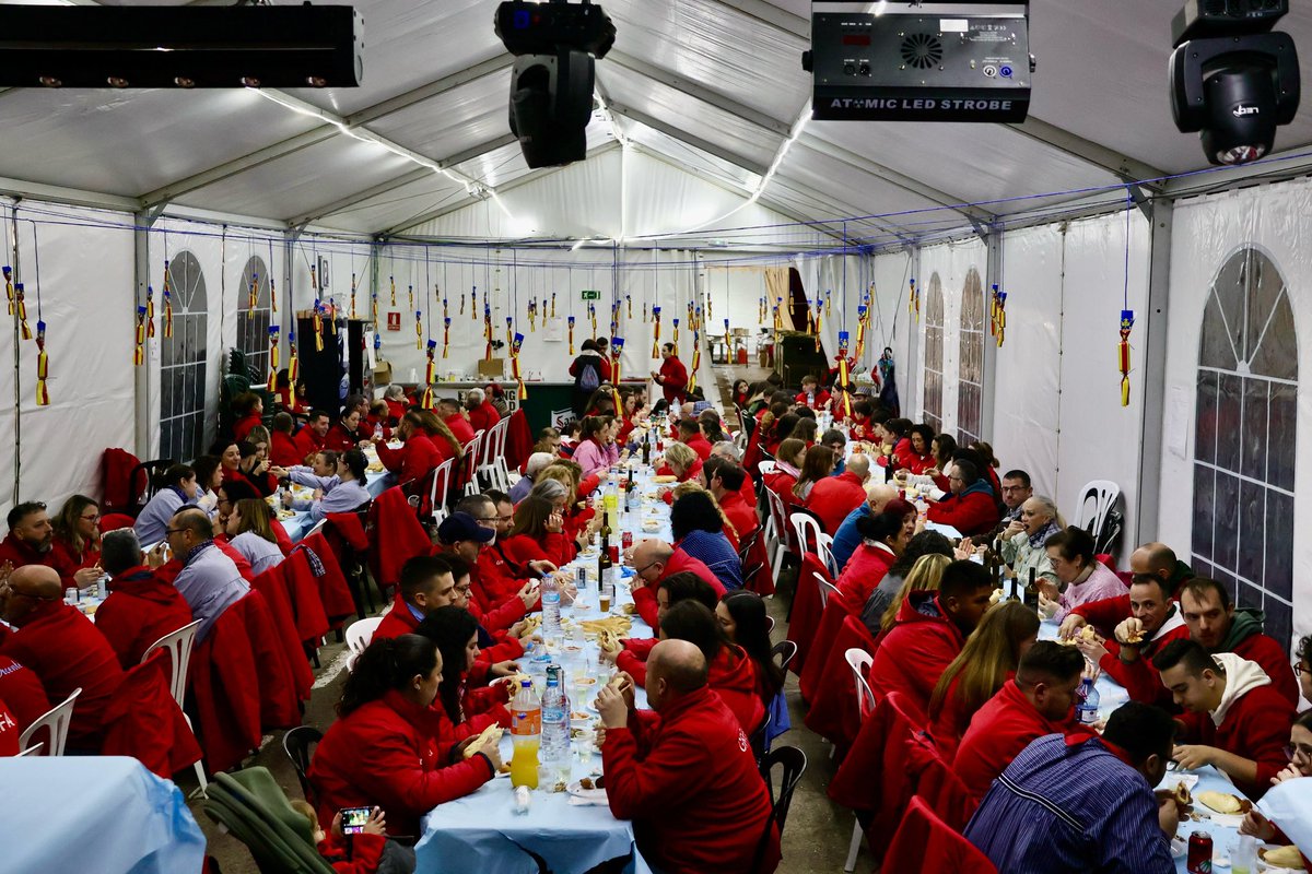 AjMislata's tweet photo. 🎉 L'alcalde @CarlosFBielsa ha sigut convidat per la Falla Pere Maria Orts i Bosch per a compartir el sopar de la Plantà Infantil de les #Falles2025.
🔥 #MislataEnFalles https://t.co/0GRq3m1H26