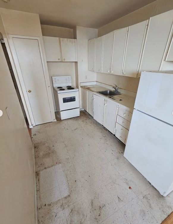 Ridofitrick's tweet photo. Before and after photos from a recent apartment clear-out in East York.Unfortunately the tenant passed away and we were asked to clear the unit. We clear units for various reasons; a death, eviction, abandonment, hoarding. Each case is handled with the utmost care and compassion. https://t.co/LYWrbO2QWM