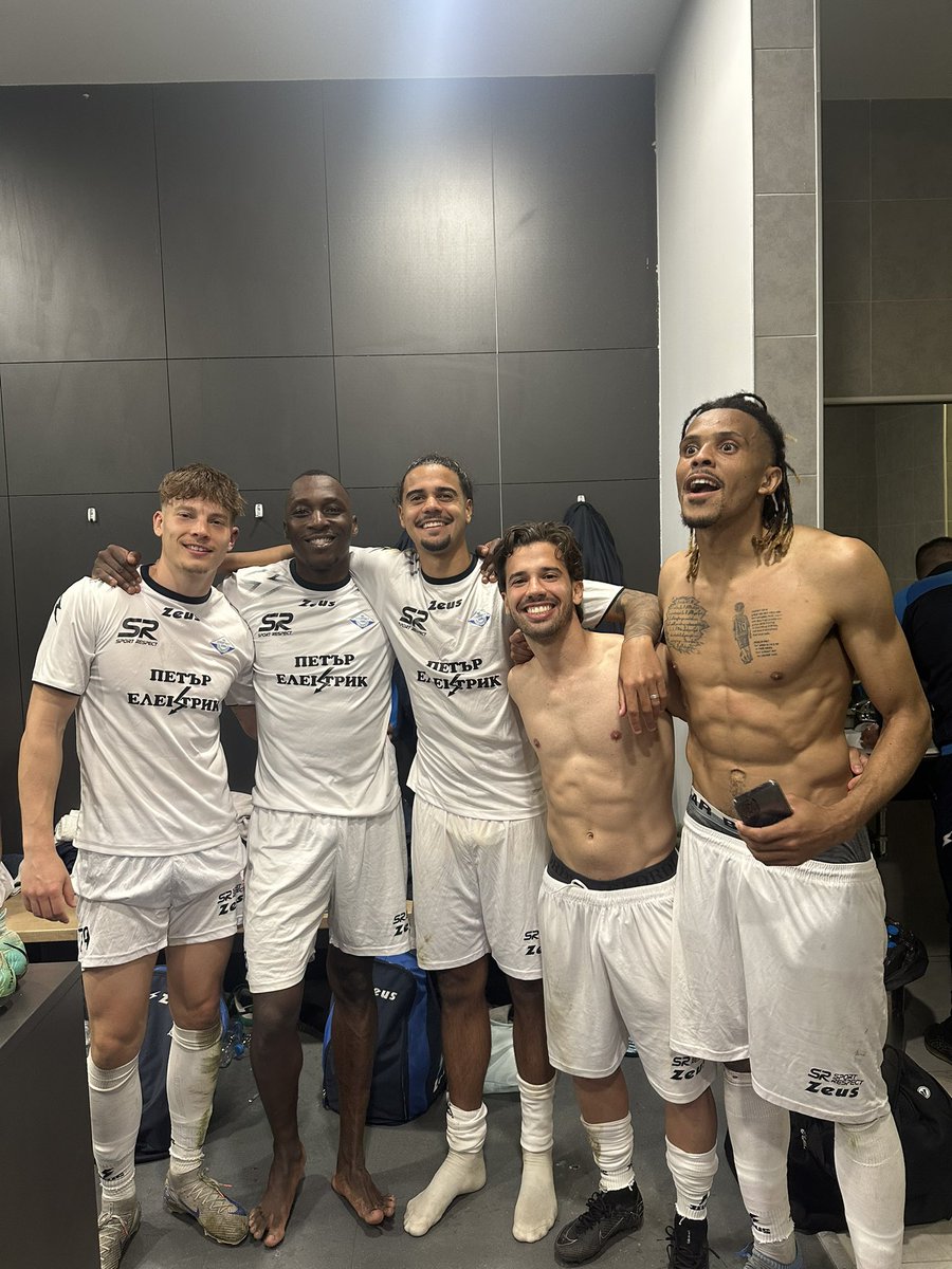Leon Moore tweet media
