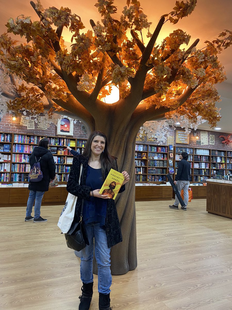 ana_b_nieto's tweet photo. Y aquí algunas fotos de después en la estupenda @Akira_Comics con @as_loren https://t.co/zBDbI1RSdn
