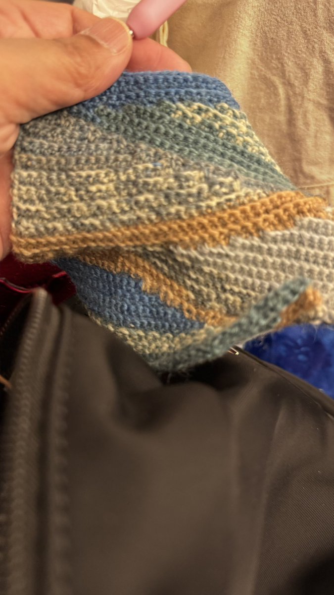 かぎ針編みで引き返し編み
#ちゃんえぬ さんの
動画を見て編んでます
幅、長さ
少しだけ足しました
もう、春だと言うのに
アームウォーマーです
次の冬の準備にしておこう。
うん。そーしよう。