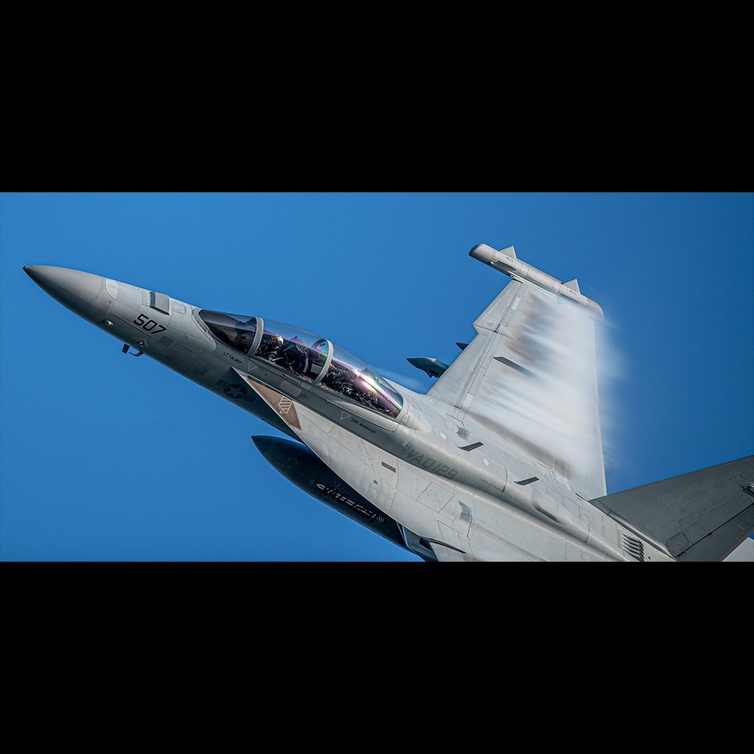 It is #fighterfriday time again! 

Half of the two-ship Growler Demo Team sporting a vape cape at #thunderoverlouisville 2023

Thunder over Louisville is just 28 days away

#kyderbyfestival